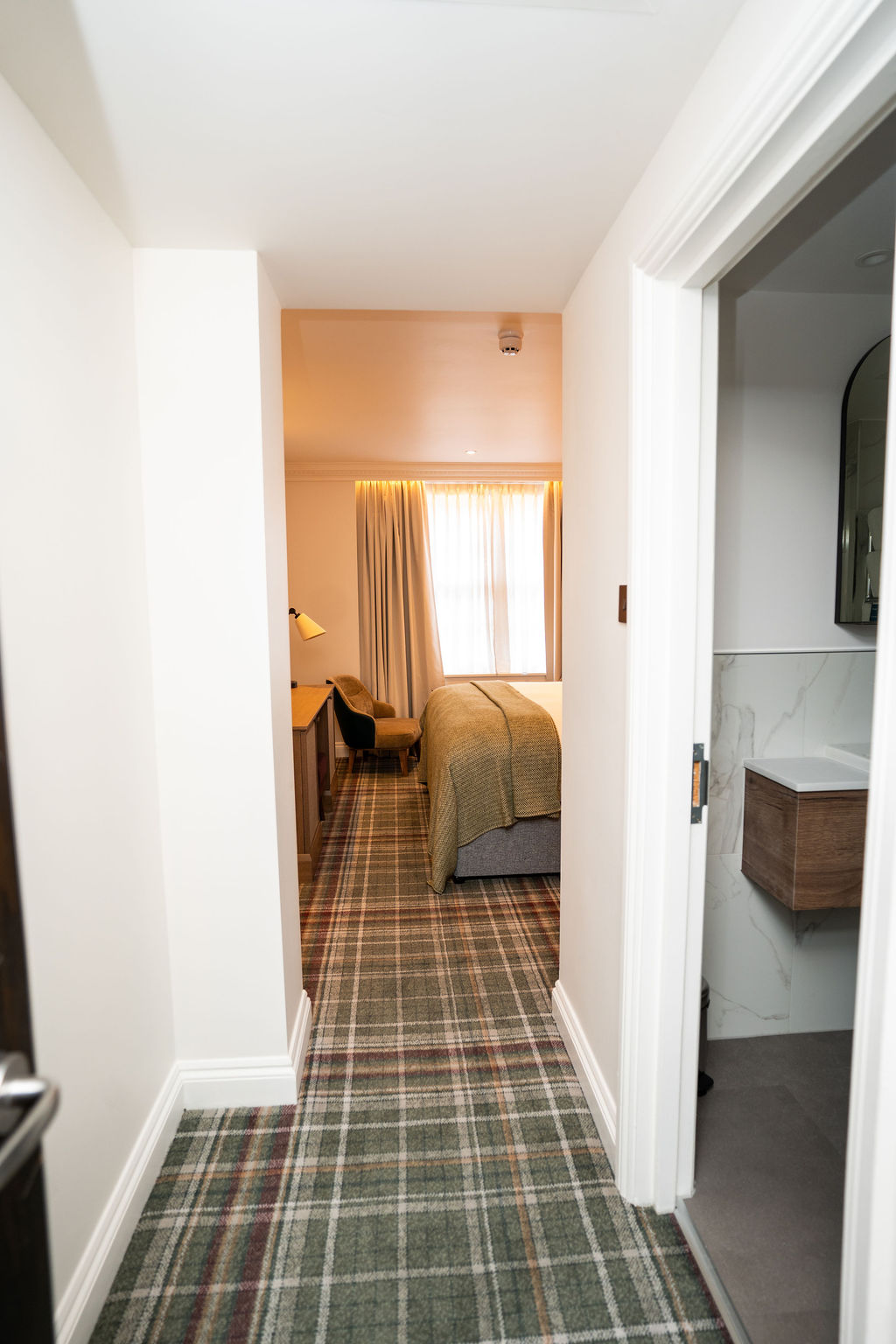 Couloir et chambre après rénovation